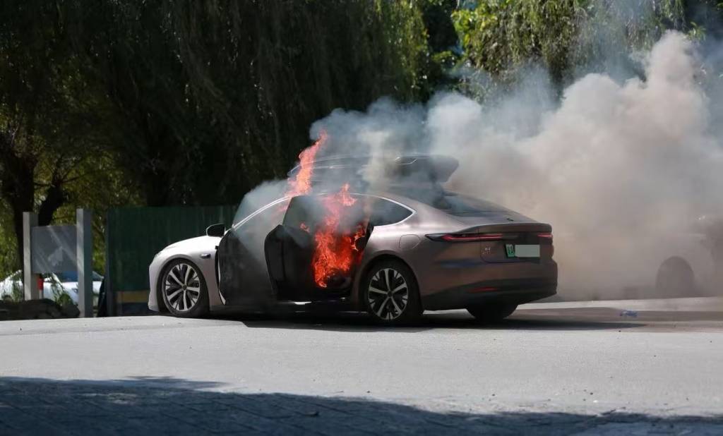 皇冠会员如何申请
_一辆蔚来牌轿车在大理一景区外起火皇冠会员如何申请
，一家四口撤离及时无伤亡