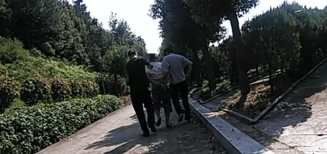 皇冠信用網最高占成
_诡异！浙江男子独自前往公墓皇冠信用網最高占成
，偷偷塞了一大笔钱！民警顺藤摸瓜还搜出了假发、人脸面具……