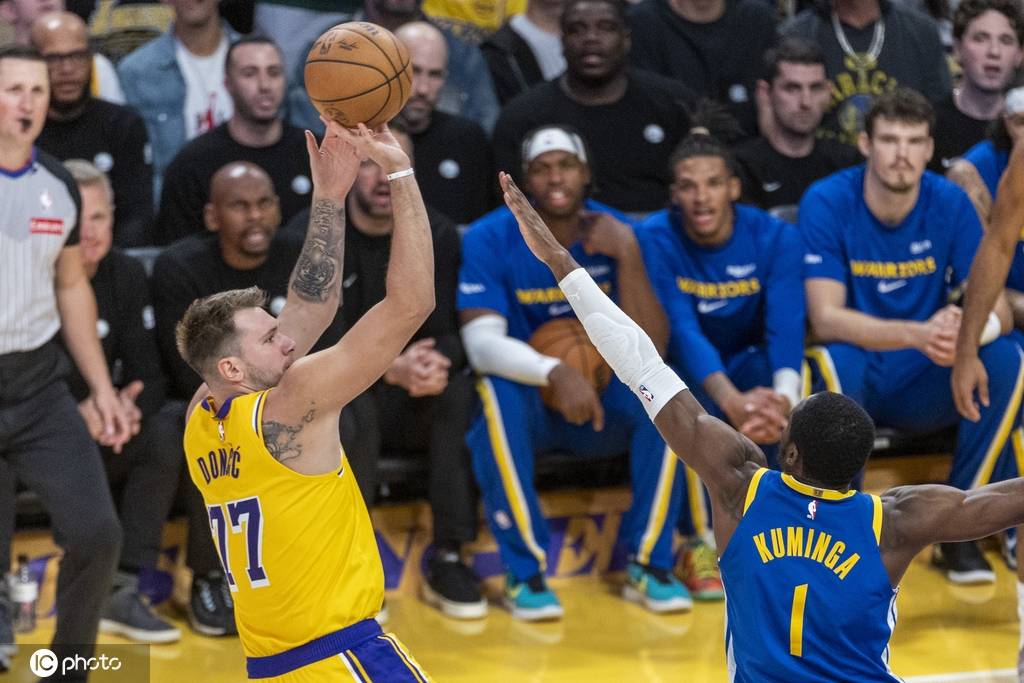 皇冠信用网在线开户
_库里23分东契奇43+12+9 巴特勒31+5勇士胜湖人