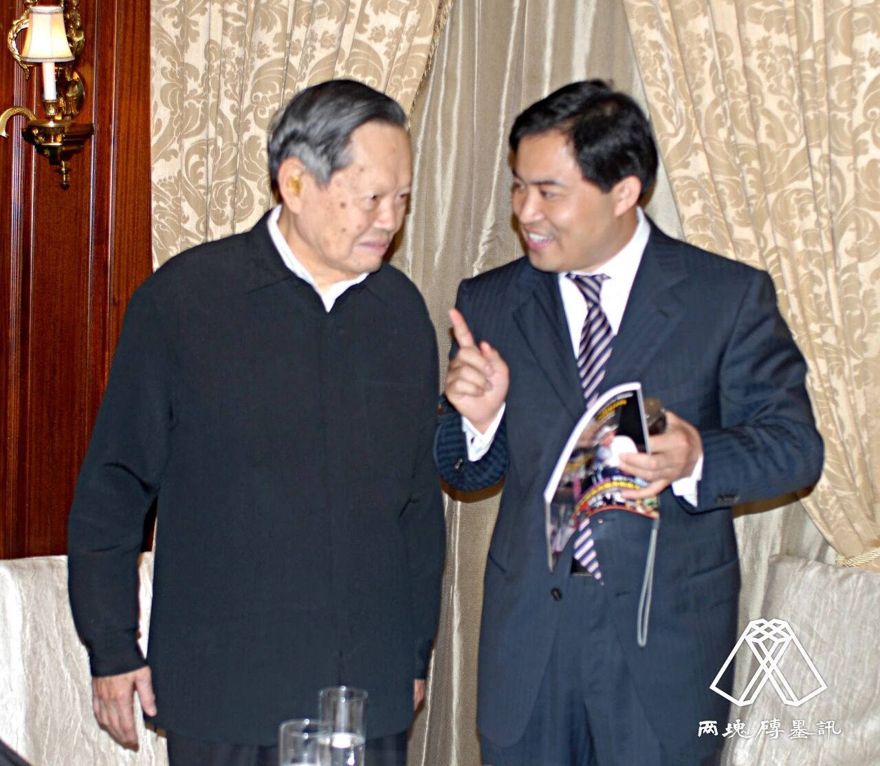 皇冠信用网开户
_窑变｜莫言悼杨振宁皇冠信用网开户
，写了一首诗：先生原本仙乡客……