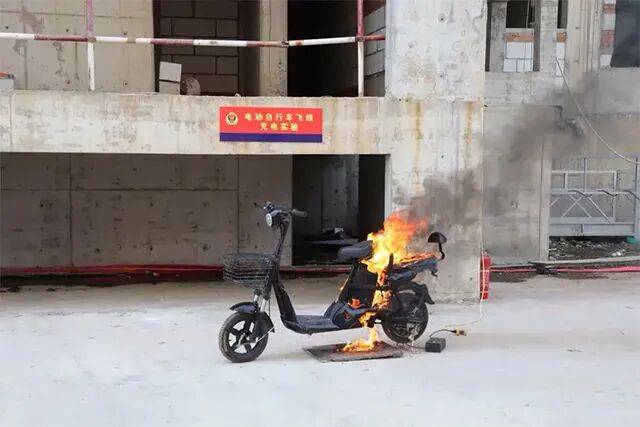 皇冠体育App下载_集中曝光皇冠体育App下载！郑州市2025年11月共发生13起电动自行车火灾！