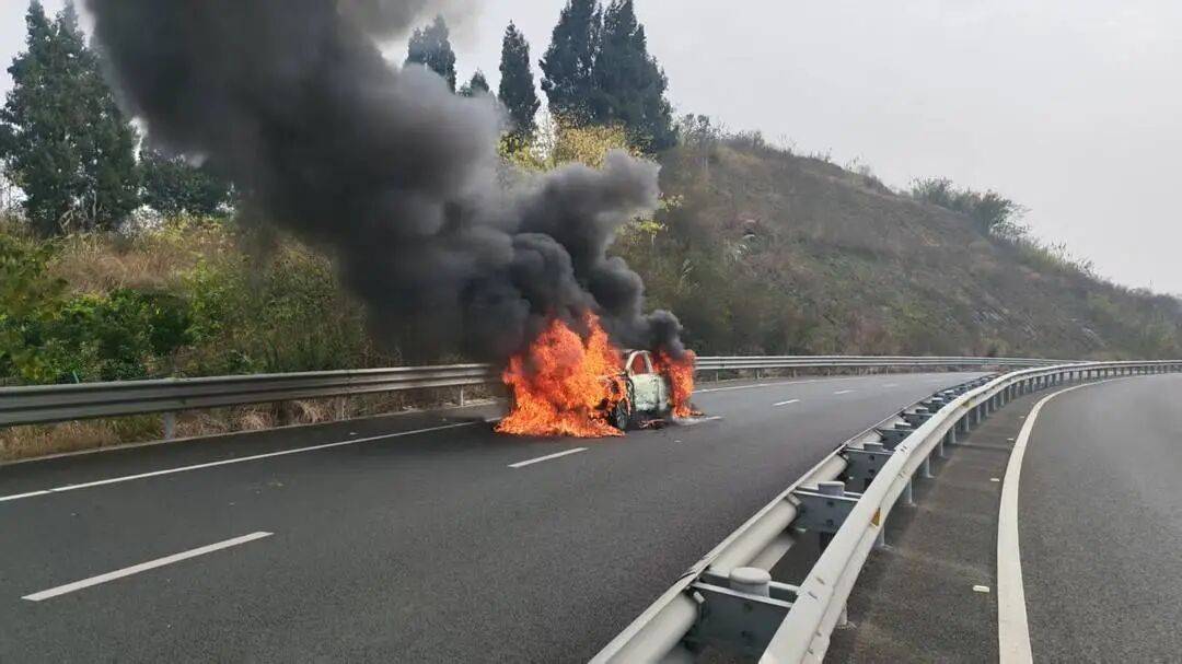 足球盘口开户_四川高速上一汽车突发自燃！车内两人闻到异味后果断弃车足球盘口开户，成功逃生