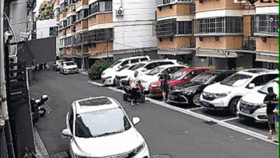 皇冠信用网怎么开户_砰！浙江女子刚坐进车里皇冠信用网怎么开户，一把菜刀砸在眼前，随后剪刀又飞来