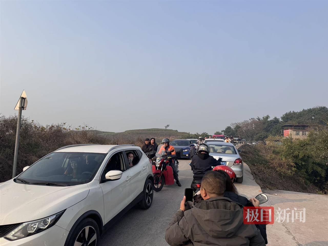 皇冠电话多少_实探“千人帮忙杀猪”的合川庆福村：热闹如5A级景区皇冠电话多少，车流堵到5公里外，有网友骑摩托接人进村