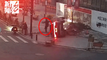 皇冠客服
_事发上海街头!小轿车突然失控翻车!司机现场一个动作皇冠客服
,民警:有问题