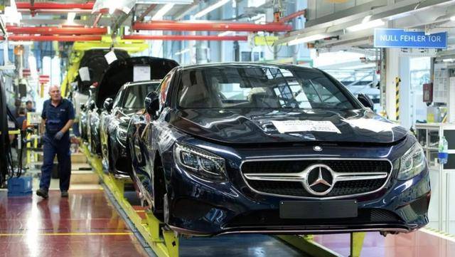 世界杯皇冠足球平台_中方高规格招待世界杯皇冠足球平台,默茨接过鲜花,走进人民大会堂前,他喊出了9个字