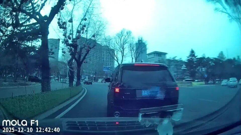 皇冠信用网APP下载_路虎1分钟8次别停奔驰致追尾皇冠信用网APP下载,举报路虎男子称遭电话轰炸“早上7点敲我家门,下午1点都没走”,警方通报:已刑事立案