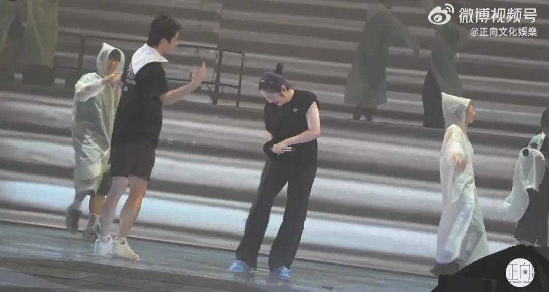皇冠上下级联系
_知名歌手广州开演唱会皇冠上下级联系
,突然坐地上,称“太热没风,有点晕”!广东天气最新提醒
