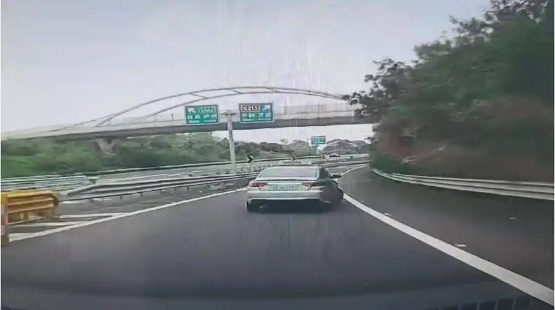 皇冠信用网最新地址_成都绕城高速匝道上一出租车倒车被后车拍下皇冠信用网最新地址，网友纷纷@成都交警；交警：高速倒车是违法行为，扣12分