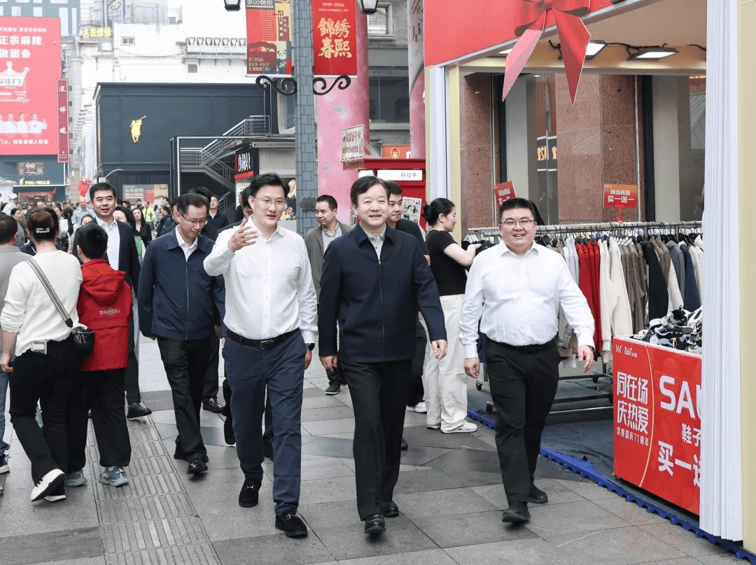 亚洲杯足球比分_四川省委常委、成都市委书记曹立军亚洲杯足球比分,到成都大熊猫繁育研究基地检查,与游客交流