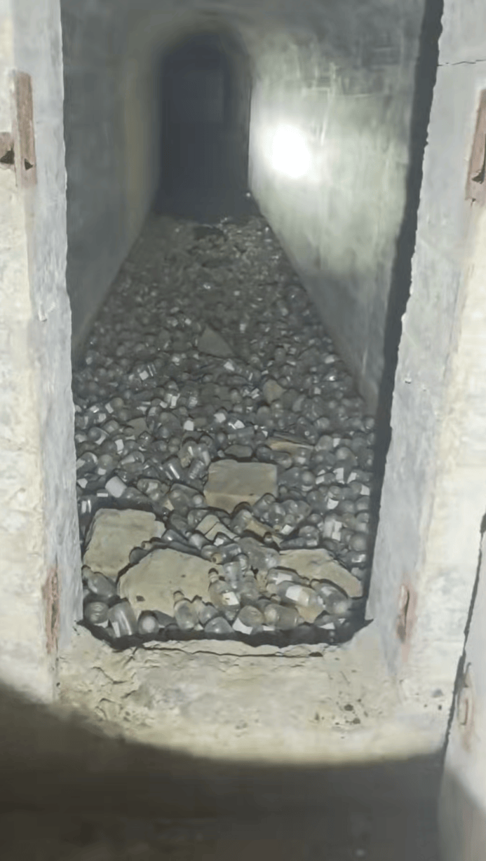 皇冠世界杯代理_山东烟台一废弃防空洞内发现大量医用塑料输液瓶皇冠世界杯代理，疑似被随意遗弃；当地相关部门：将实地勘查清点数量，随后将洞门封闭